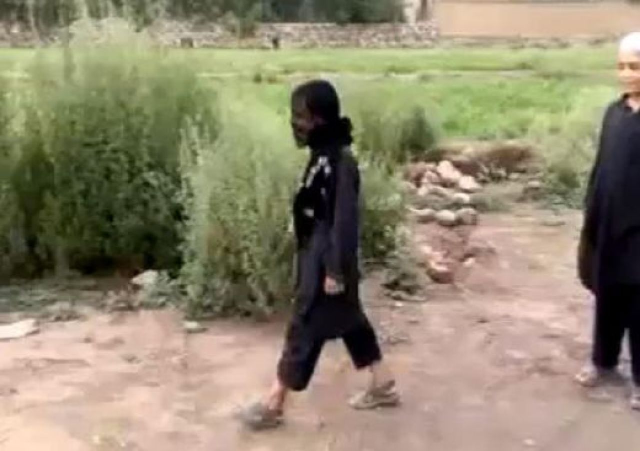VIDEO SOCANT / Copiii din Afganistan se JOACA de-a atacul singucigas! Vor sa devina kamikaze:_3