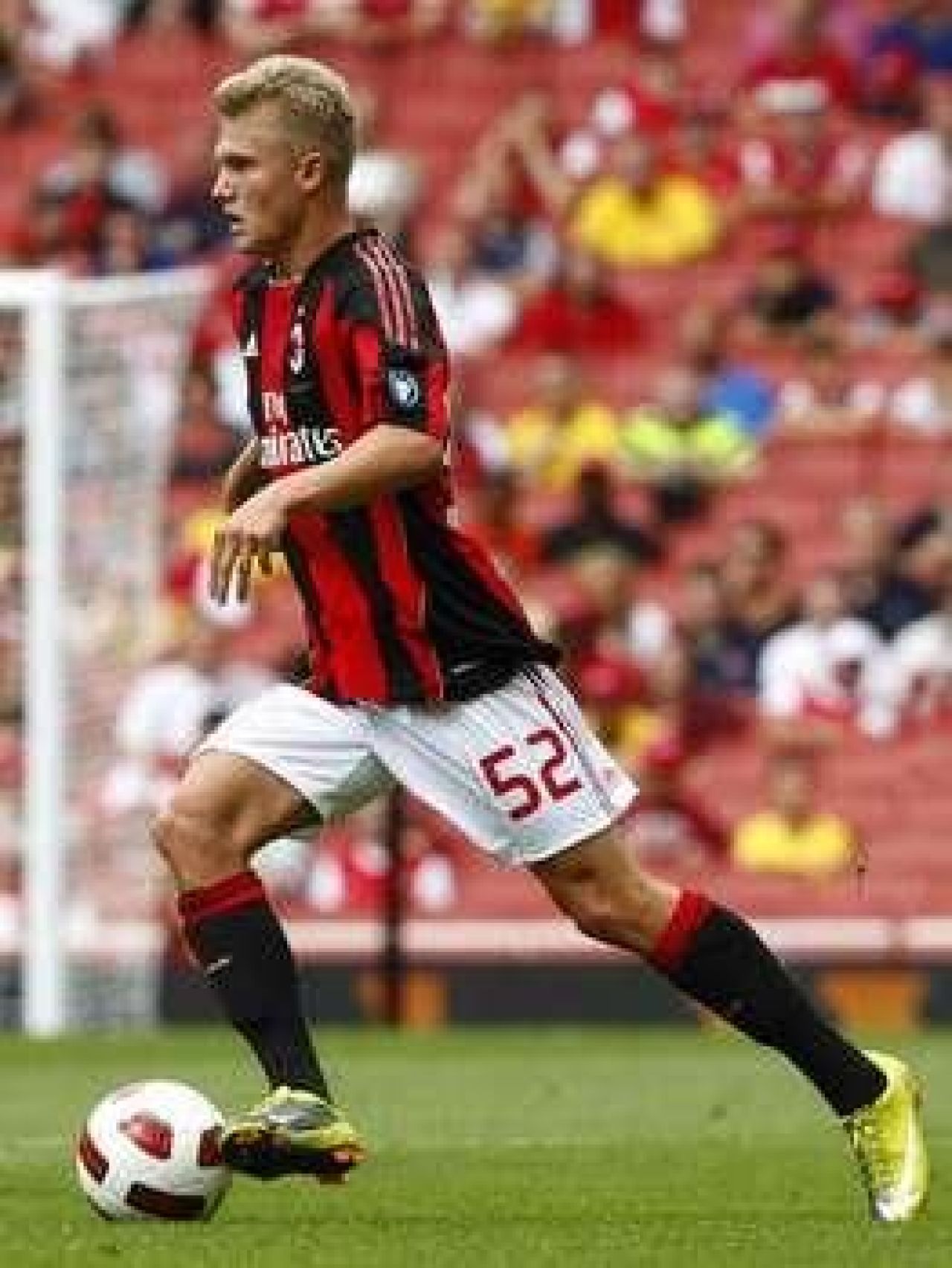SUPER FOTO! Milan da lovitura cu un nou pusti senzatie: El este cel mai tanar jucator din istoria lui Milan dupa Maldini!_12
