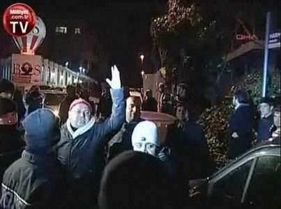 VIDEO Fanii s-au saturat de Galata lui Hagi! Stancu, Zapata si Culio, HUIDUITI de fani la cantonament!
