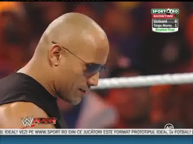 VIDEO: John Cena, IRONIZAT de The Rock - Vezi cum l-a UMILIT gazda Wrestlemania 27!