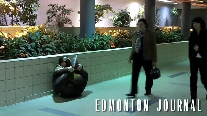 Obezul care se face BILA! Vezi ce face cel mai gras si mai HAIOS contorsionist din lume