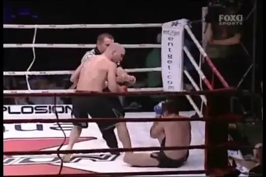 I-a dat KO cu o lovitura din copilarie! Vezi ce poate face clasica ROATA in MMA