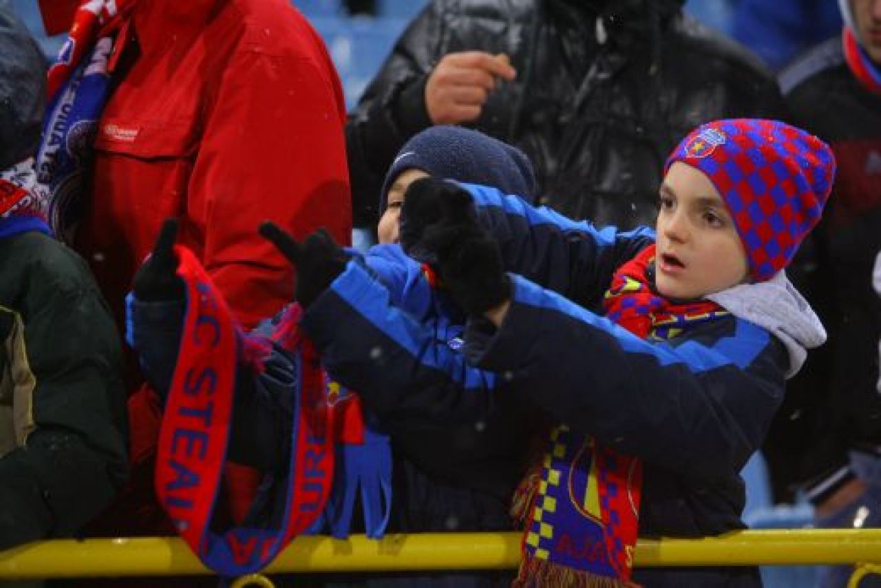 5000 de fani in Ghencea la primul meci al Stelei acasa in 2011! Vezi imaginea serii in Ghencea! :)_8