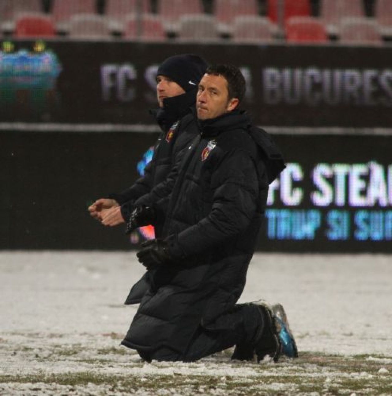 Imaginea neputintei la Steaua! Jucatorii si MM s-au pus in GENUNCHI in fata galeriei! Trimite-le un mesaj!_1