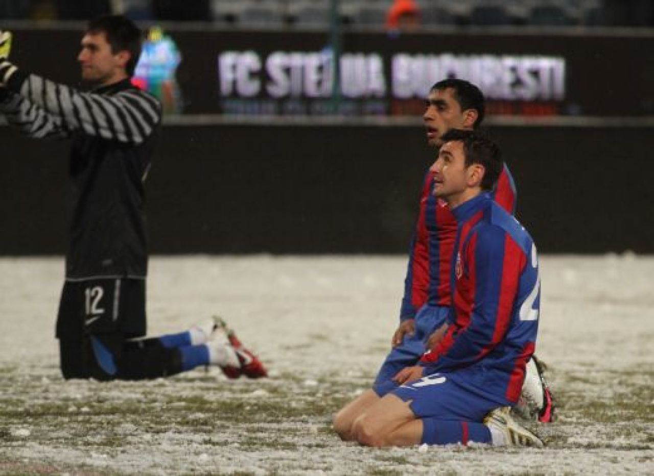 Imaginea neputintei la Steaua! Jucatorii si MM s-au pus in GENUNCHI in fata galeriei! Trimite-le un mesaj!_2