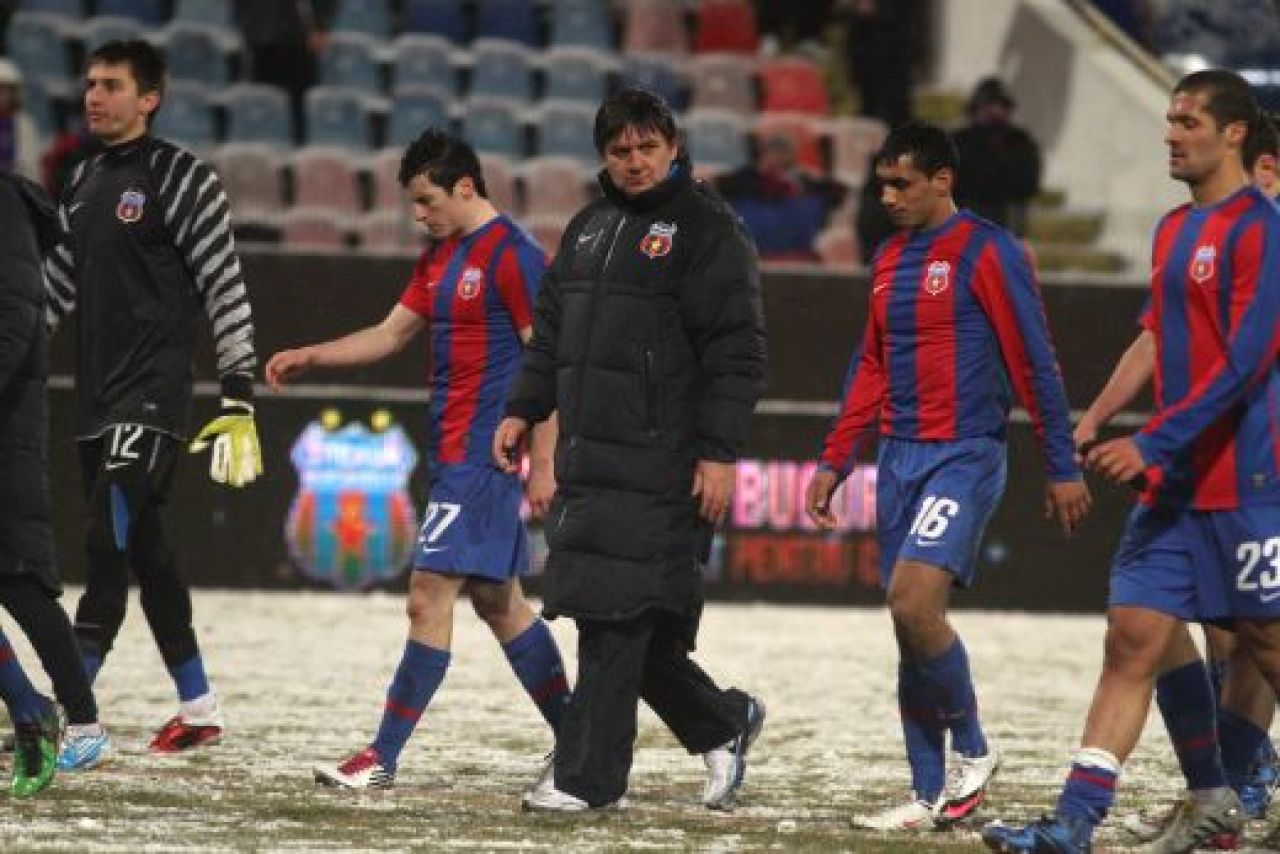 Imaginea neputintei la Steaua! Jucatorii si MM s-au pus in GENUNCHI in fata galeriei! Trimite-le un mesaj!_3