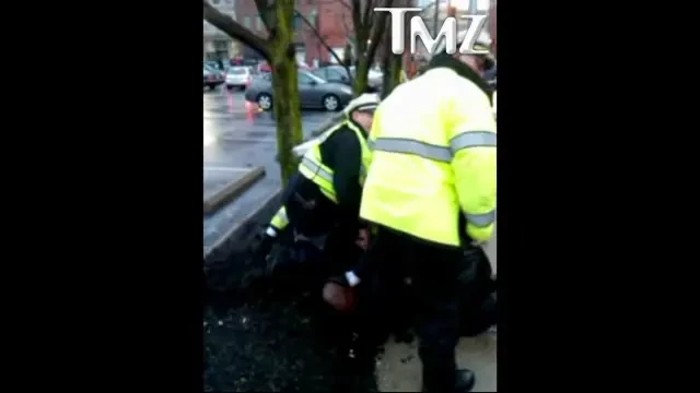 VIDEO-SOCANT: Fost wrestler din WWE, arestat brutal de Politie! Martorii acuza: "Nu a facut nimic, e vorba de rasism!"