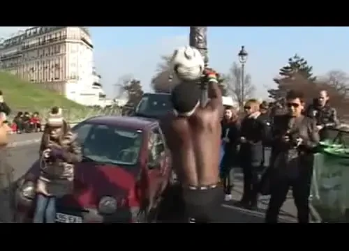 Messi, Ronaldinho sau Ibrahimovici ... niciunul nu poate sa jongleze cu mingea cum face el! VIDEO: