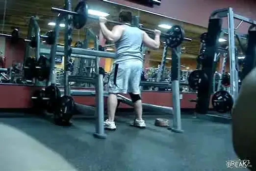 Razbunare diabolica! I-a dat un sut in Oo in timp ce ridica greutati - vezi VIDEO! :|
