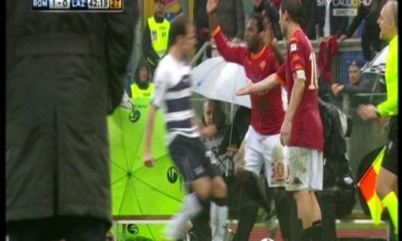 VIDEO / Totti a dat un gol MAGISTRAL cu Lazio! Vezi ELIMINAREA lui Stefan Radu si cum l-a consolat Totti:_5