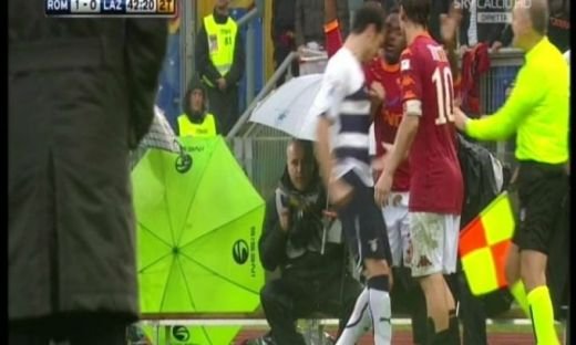 VIDEO / Totti a dat un gol MAGISTRAL cu Lazio! Vezi ELIMINAREA lui Stefan Radu si cum l-a consolat Totti:_9