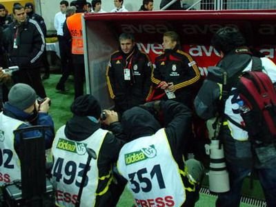 Sefii Galatei l-au anuntat pe Hagi cat timp mai are sa se salveze! Ce zic de scandalul cu femei si alcool in vestiar
