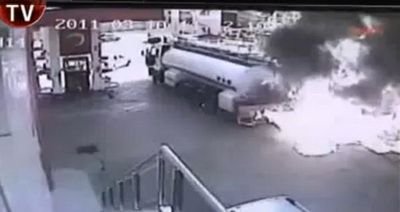 Cisterna-n flacari! Un turc&nbsp;a devenit&nbsp;erou national dupa ce a&nbsp;dus masina la&nbsp;1 km&nbsp;de benzinarie&nbsp;si a sarit din ea!