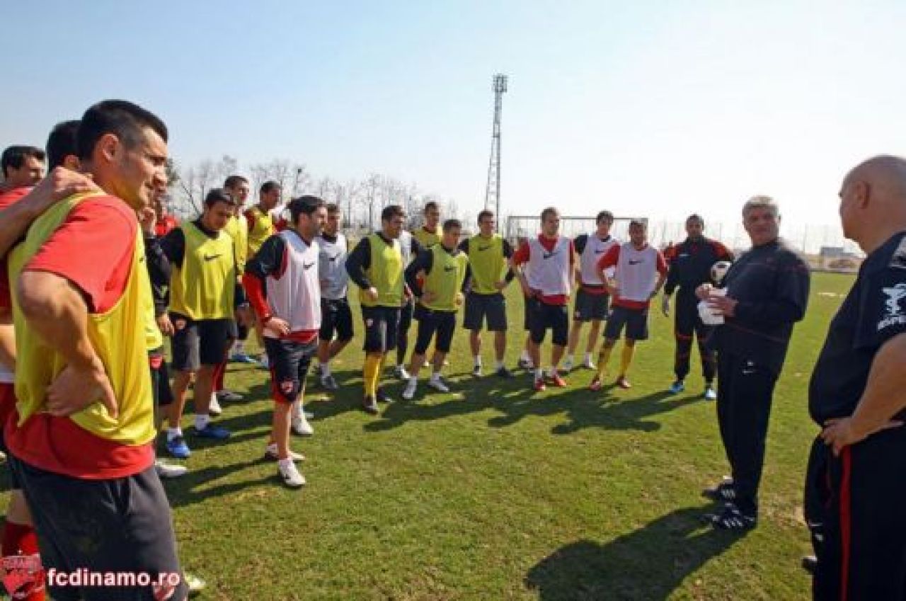 Gaman a jonglat in tricoul lui Dinamo! Super imagini de la primul sau antrenament:_6