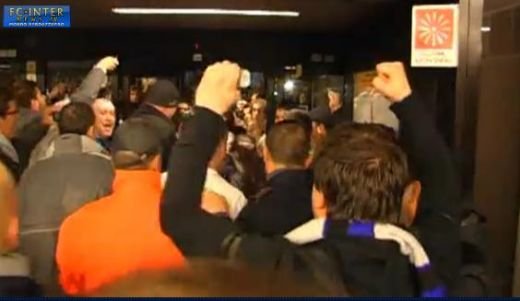 VIDEO DELIR la sosire! Cum a fost primit Chivu de fani dupa calificarea in sferturile UCL!