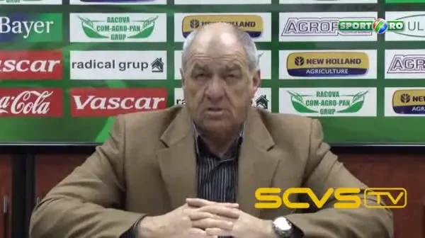 VIDEO Hizo i-a iertat pe jurnalistii de la Vaslui! A venit la costum la conferinta :)