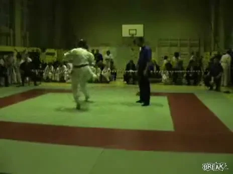 Cel mai funny KO! A cazut dupa 2 secunde, cand nu se uita nimeni :)) vezi VIDEO!