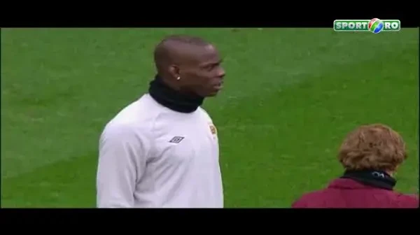VIDEO / Dovada ca Balotelli NU este foarte inteligent! Nu a reusit sa se imbrace cu maioul de antrenament :))