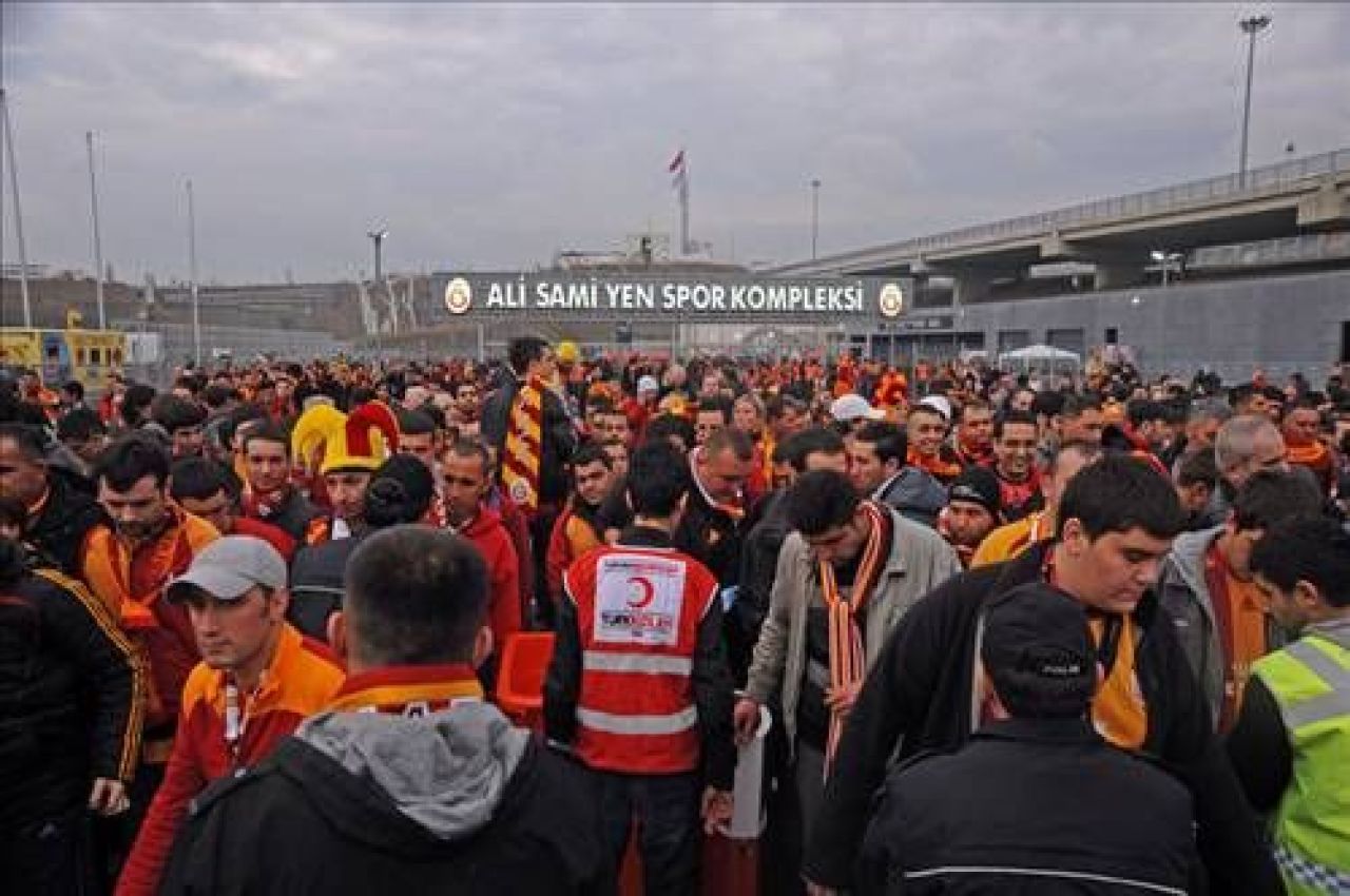 Turcii au TURBAT: batai de strada, autocar atacat cu torte, fani raniti, geamuri sparte! GALERIE FOTO!_6