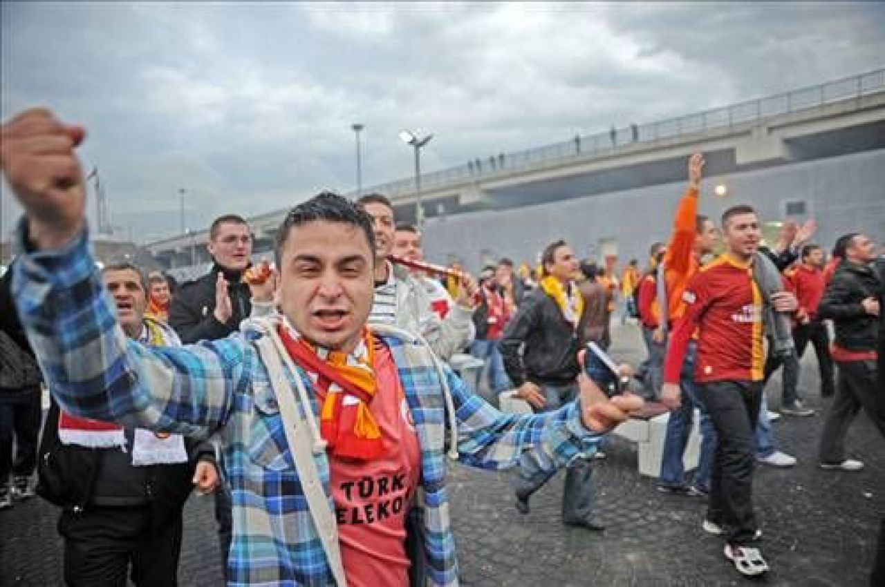 Turcii au TURBAT: batai de strada, autocar atacat cu torte, fani raniti, geamuri sparte! GALERIE FOTO!_10