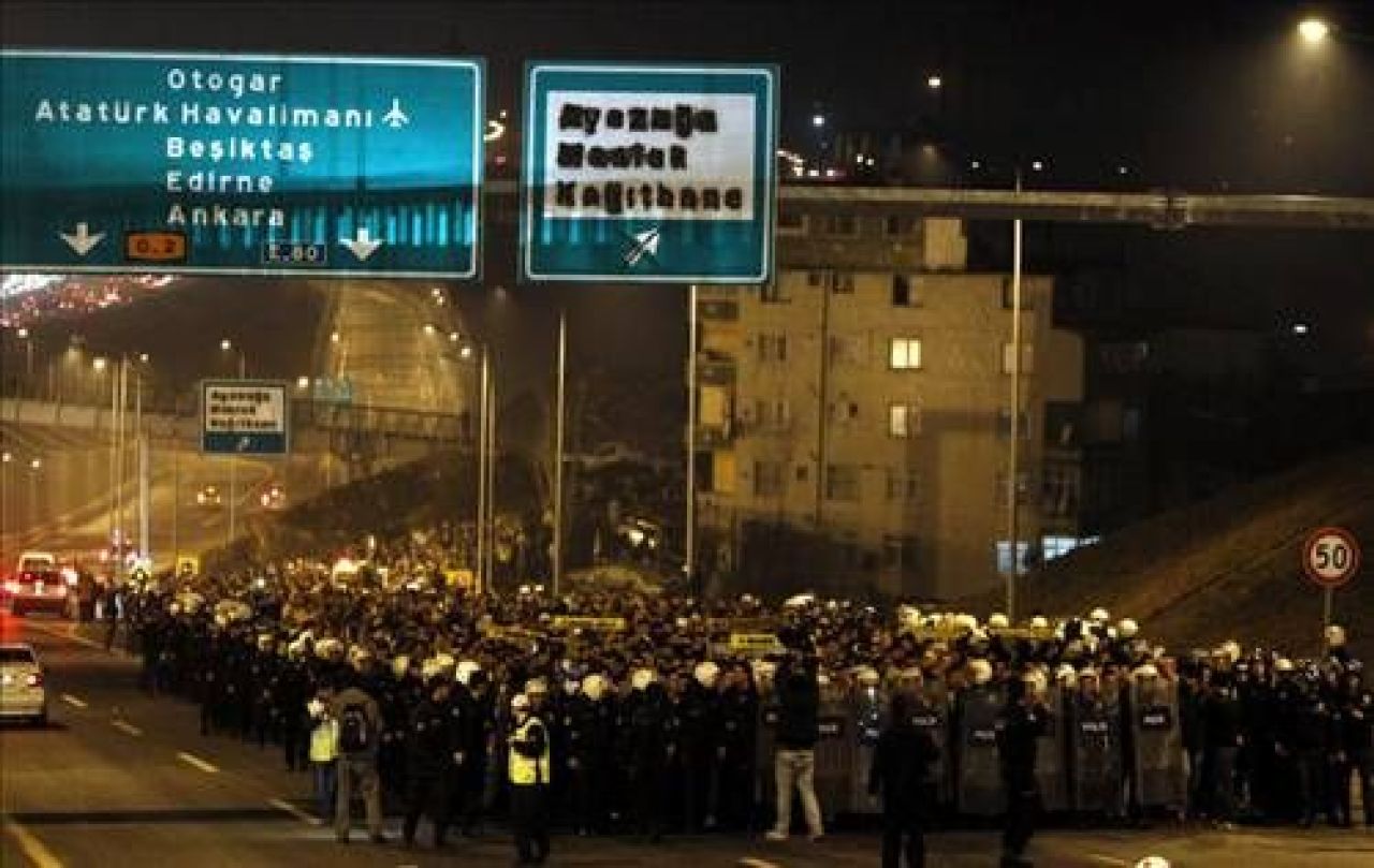 Turcii au TURBAT: batai de strada, autocar atacat cu torte, fani raniti, geamuri sparte! GALERIE FOTO!_21