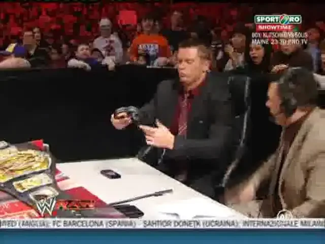 VIDEO: Una calda, doua reci! John Cena a castigat, dar a fost TORTURAT in cusca de otel!