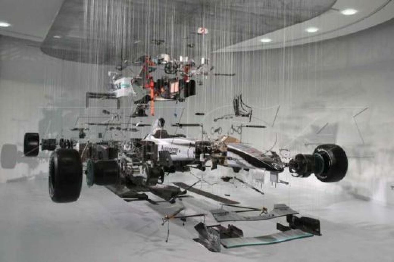 IMAGINEA ZILEI: Mercedes a expus un monopost de F1