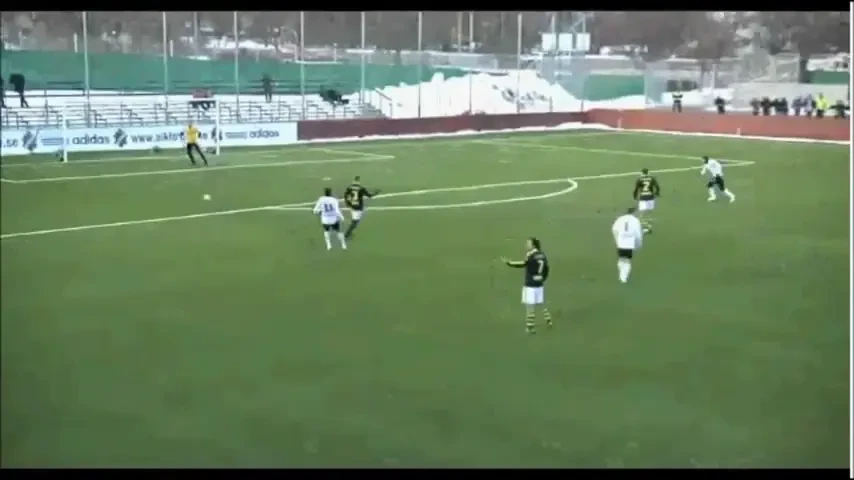 Cel mai distrat portar pe care l-a vazut fotbalul: suporterii au ras in hohote de gafa lui!