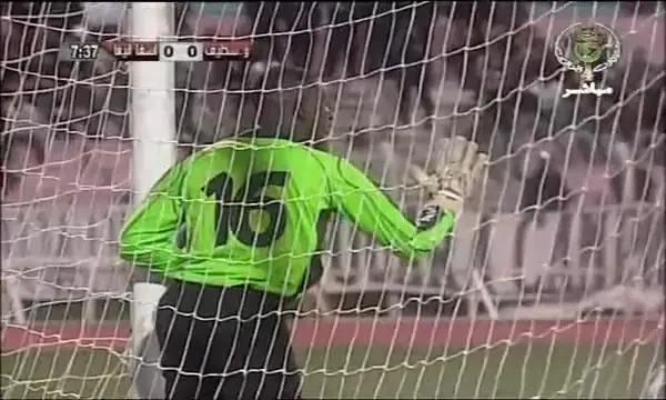 Un gol din lovitura libera care iti taie rasuflarea! A sutat atat de tare incat jucatorii din zid s-au ferit de minge!