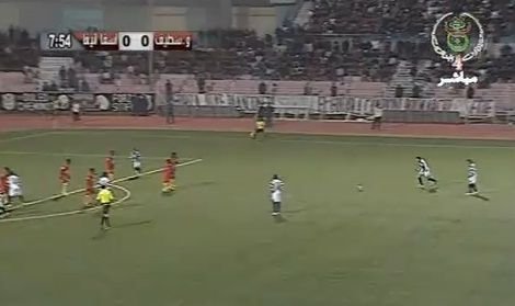 Un gol din lovitura libera care iti taie rasuflarea! A sutat atat de tare incat jucatorii din zid s-au ferit de minge!