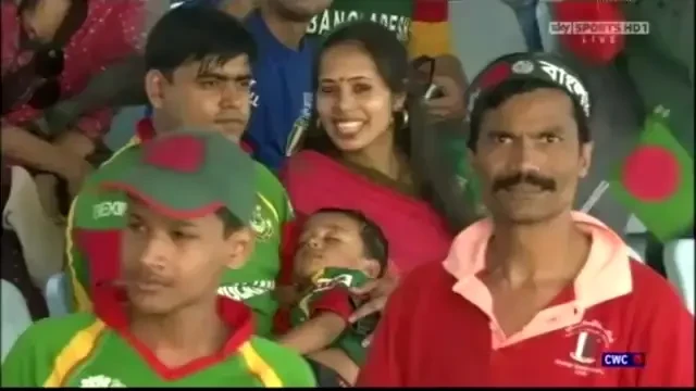 VIDEO FABULOS! El e cel mai CIUDAT suporter pe care l-ai vazut vreodata pe un stadion! :))