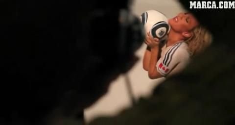 VIDEO / Nu se mai poarta tricourile! Femeile ar trebui sa vina la stadion PICTATE in culorile favoritilor: