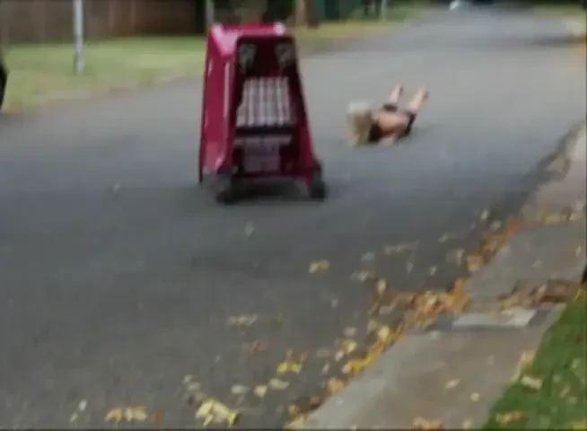 NU RATA clipul asta! Ce se intampla cand o BLONDA se da cu caruciorul de cumparaturi :))