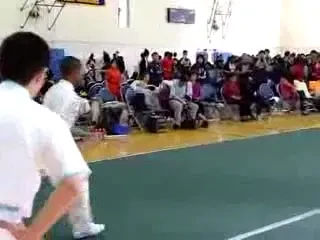 VIDEO: I-au cazut pantalonii in timpul demonstratiei de Kung Fu! Vezi cum a reactionat :))