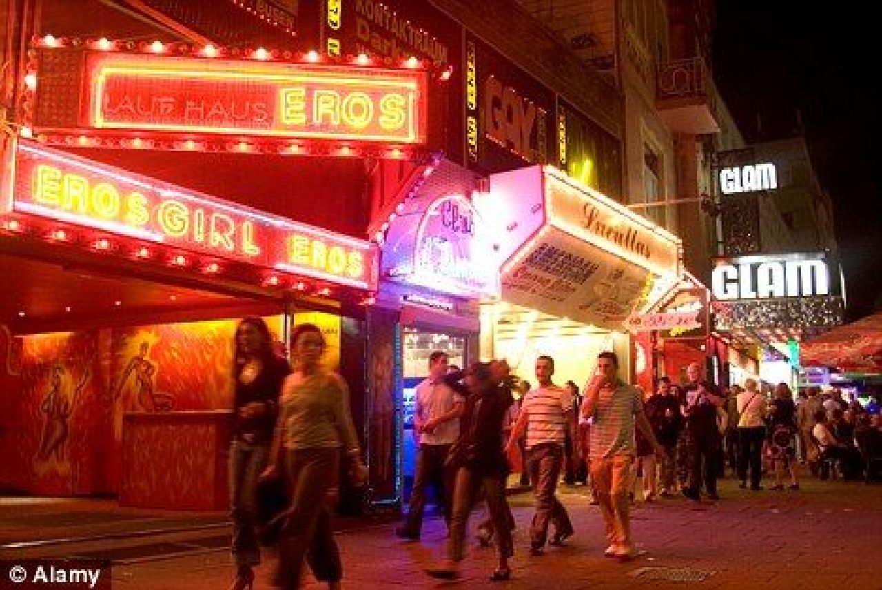 Le-a fugarit cu un cutit de bucatarie! Jucator prins in offside: sotia l-a gasit cu doua prostituate in pat!_3