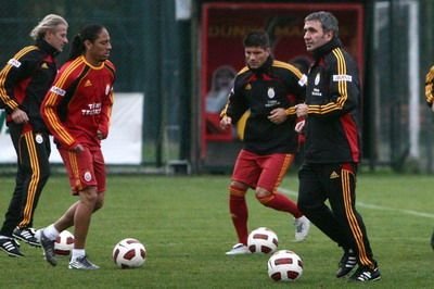Hagi: "Sunt la datorie, nu-mi dau demisia si nu se pune problema unei despartiri de Galata!"