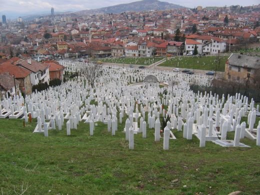 Imagini CUTREMURATOARE! Cele 20.000 de suflete din cimitirul din Sarajevo care ajuta Bosnia cu Romania_2