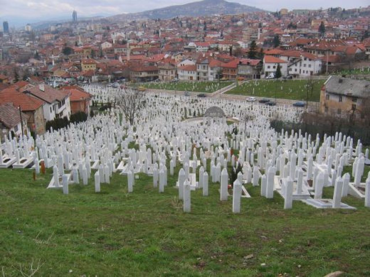 Imagini CUTREMURATOARE! Cele 20.000 de suflete din cimitirul din Sarajevo care ajuta Bosnia cu Romania_2