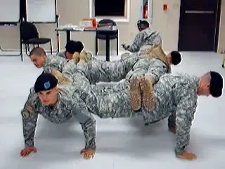 VIDEO: Cele mai tari flotari din lume - in grup! Provoaca-ti PRIETENII daca te tin muschii :)