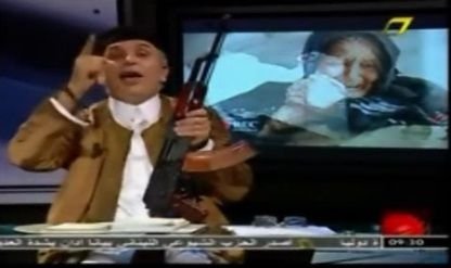 Noul sport national in Libia: prezentatorii intra cu Kalashnikovul in studio ca in Counter Strike!