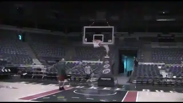 VIDEO FABULOS! El e jucatorul care marcheaza din orice pozitie! A dat lovitura de gratie cu spatele si ochii inchisi!