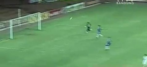 VIDEO! Ce TORPILA a prins! Vezi golul de la mijlocul terenului care i-a innebunit pe comentatori!