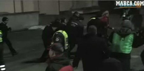 VIDEO / Incidente GRAVE in Lituania! Suporterii Poloniei au INJUNGHIAT un jandarm!