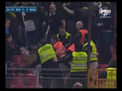 SCANDAL! Fanii romani, batuti de jandarmii bosniaci! Tot stadionul a explodat: TIGANII!