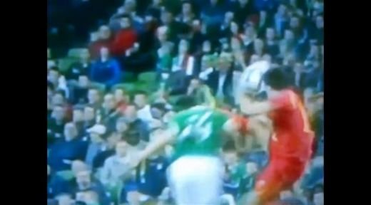 VIDEO / Lovitura care l-ar lasa MASCA si pe Nigel de Jong! Vezi cum era sa-i "RUPA" capul de pe umeri: