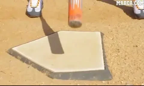 VIDEO E bruneta e, model si loveste tare! Nu ti-ai imaginat ca baseball-ul poate fi atat de sexy!