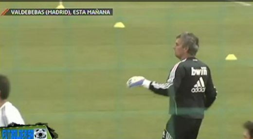 SUPER VIDEO! Mourinho a stat in poarta la Real! Vezi ce parade a avut si cum era s-o comita! :)