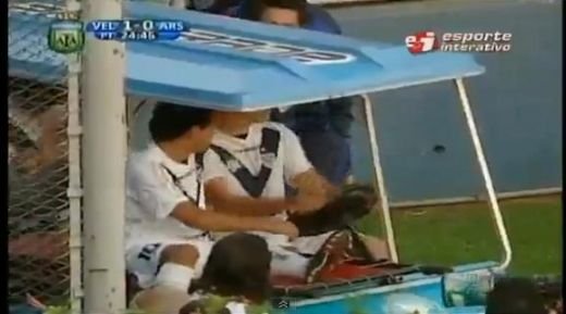 VIDEO / Ce face un fotbalist cand da un gol? Se urca intr-o masina de golf si pleaca :)