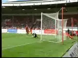 L-au dat afara de la echipa la 4 ani dupa cea mai penibila gafa de portar: a degajat in ceafa atacantului advers! VIDEO: