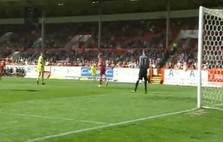 L-au dat afara de la echipa la 4 ani dupa cea mai penibila gafa de portar: a degajat in ceafa atacantului advers! VIDEO: